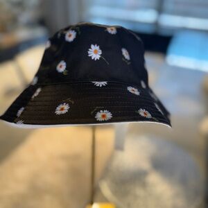 Alice + Olivia Black Daisy Bucket Hat - New